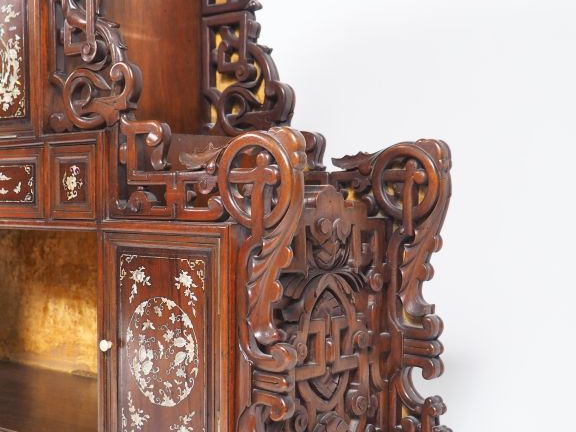 Meuble d'applique à étagères en bois de rose et marqueterie de nacre, 