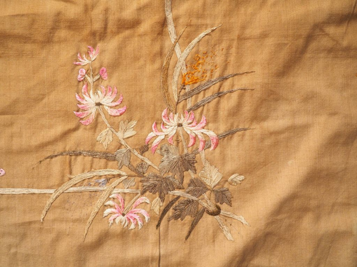 Grande tenture en lin et soie brodée décor de deux paons parmi des chr