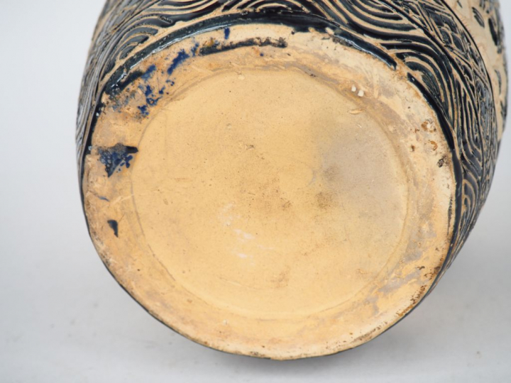 Grand vase en terre cuite vernissée de Bien Hoa décor en camaieu bleu 