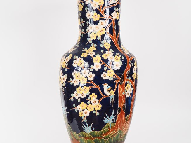 Grand vase balustre en céramique émaillée à décor polychrome d'oiseaux