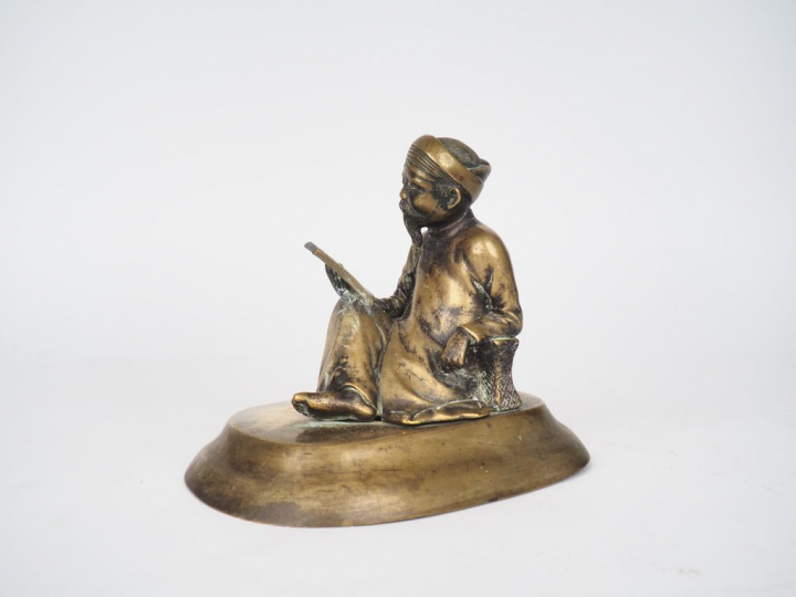 Groupe en bronze représentant un personnage assis lisant Indochine ver
