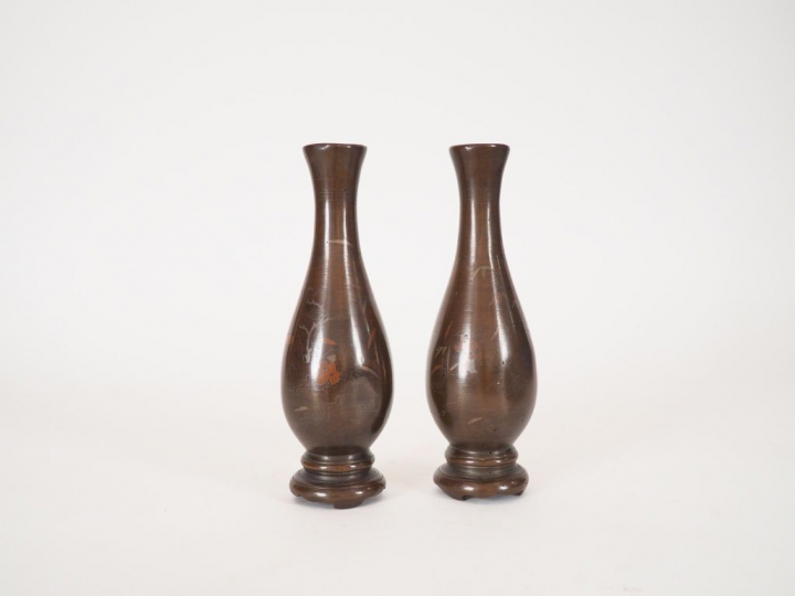 Paire de vases piriformes en bronze à patine brun clair à décor de scè