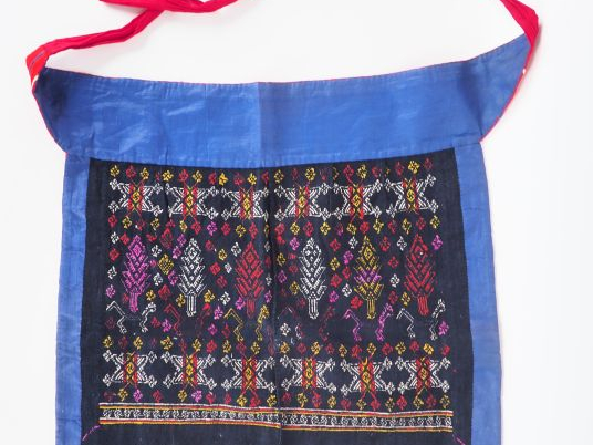 Manteau et tablier, ceinture en laine finement décorés de motifs géomé