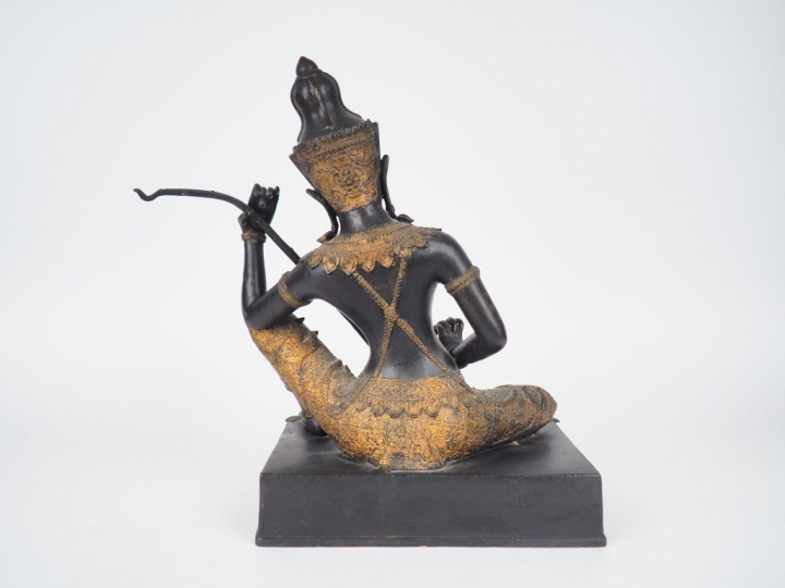 Statuette en bronze représentant une musicienne assise sur une terrass