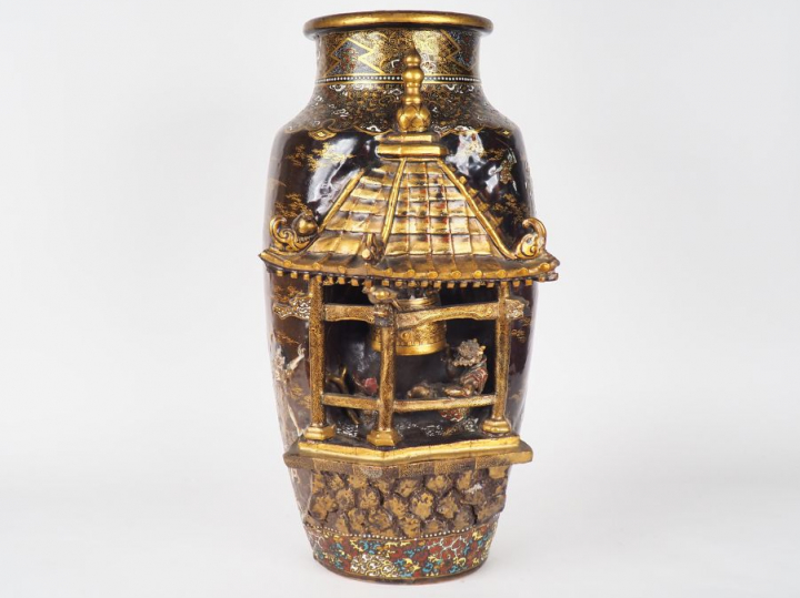 Grand vase en terre cuite laquée or sur fond brun avec un décor en rel
