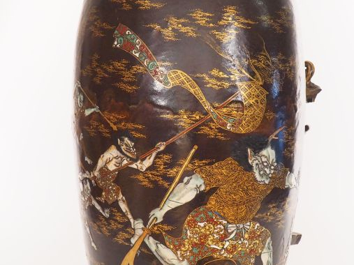 Grand vase en terre cuite laquée or sur fond brun avec un décor en rel