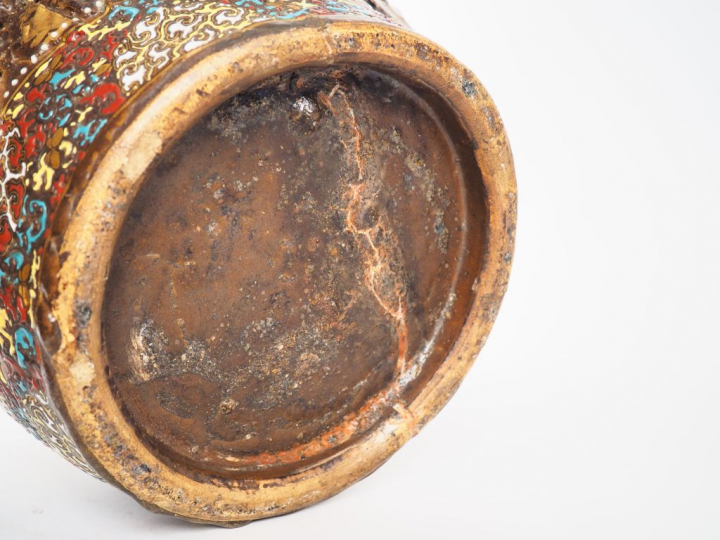Grand vase en terre cuite laquée or sur fond brun avec un décor en rel