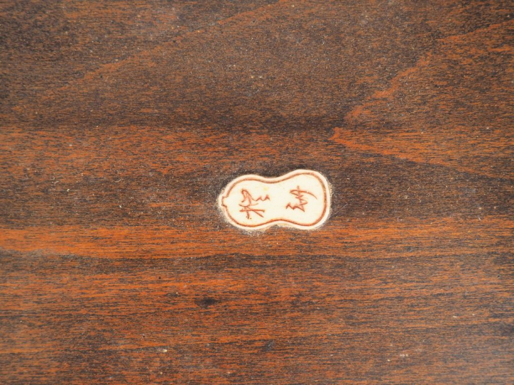 Panneau en bois décor appliqué en laque et os représentant un Ashinaga