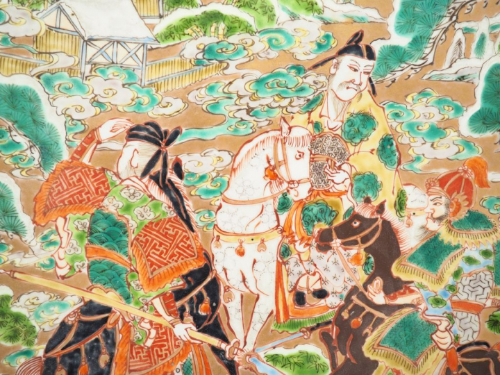 Grand plat en porcelaine d'Imari, décor d'émaux polychromes de guerrri