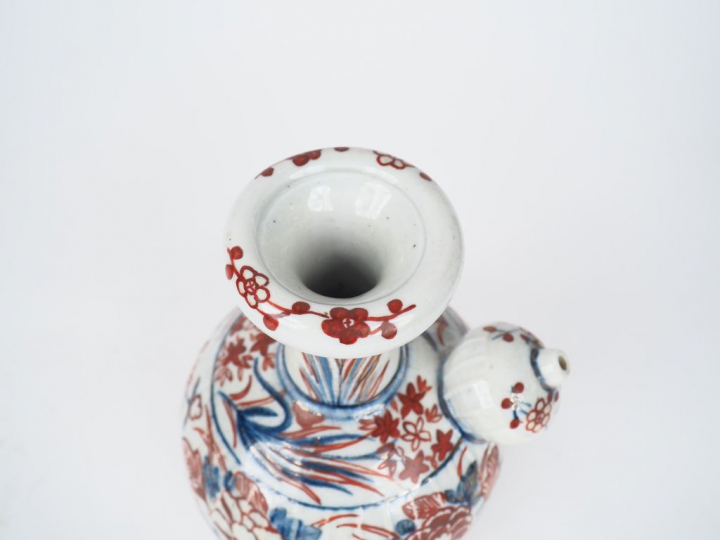 Verseuse Kendi en porcelaine d'Arita décor en bleu et rouge de pivoine