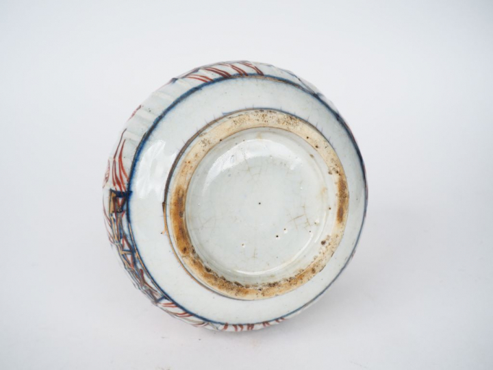 Verseuse Kendi en porcelaine d'Arita décor en bleu et rouge de pivoine