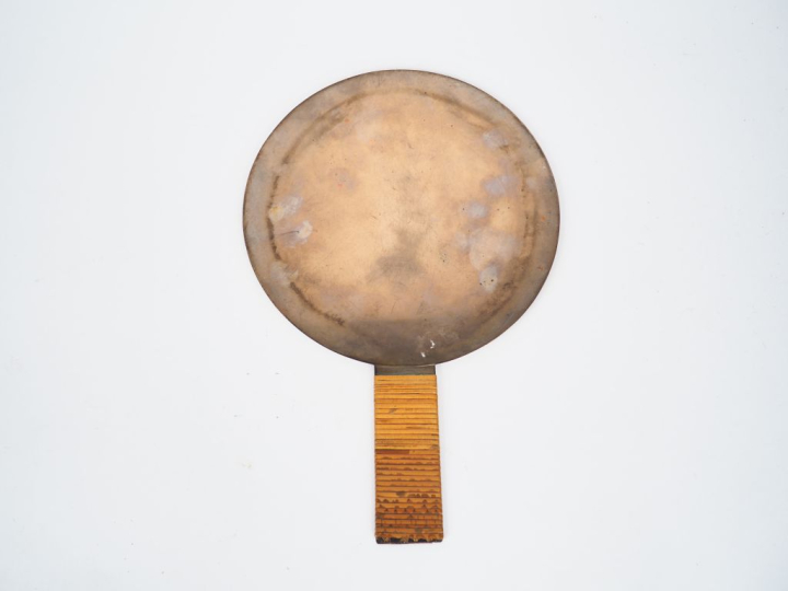 Miroir en bronze à décor ciselé d'échassiers parmi des pins et des nua