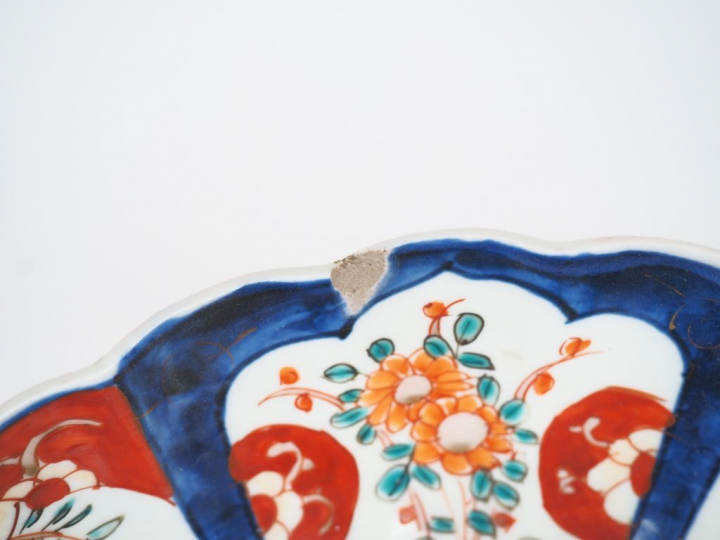 Coupe floriforme en porcelaine d'Imari. Japon vers 1900  Diam. 22 cm (