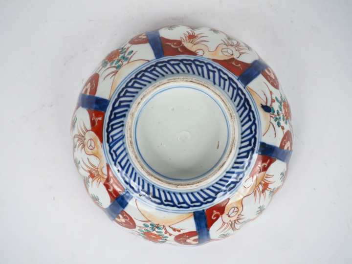 Coupe floriforme en porcelaine d'Imari. Japon vers 1900  Diam. 22 cm (