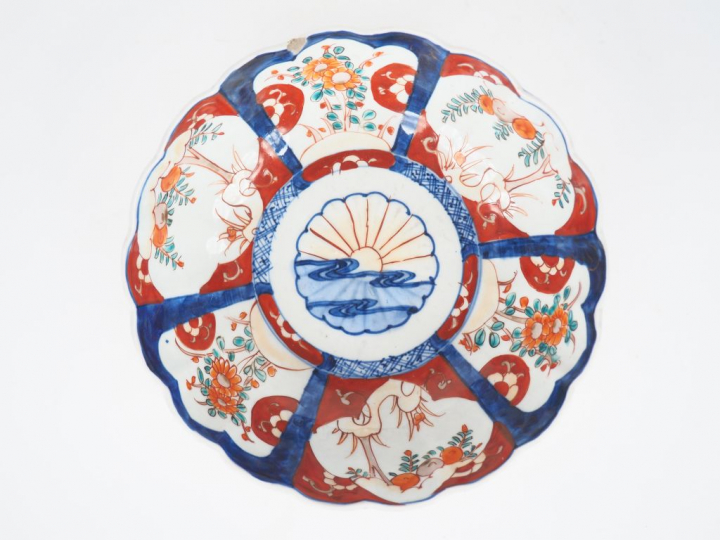 Coupe floriforme en porcelaine d'Imari. Japon vers 1900  Diam. 22 cm (