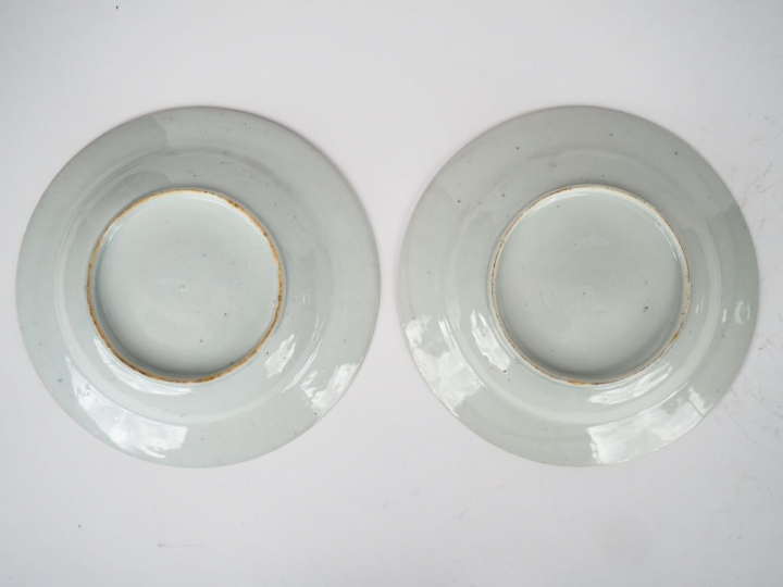 Paire d'assiettes en porcelaine d'Imari décor d'une jeune femme et d'u