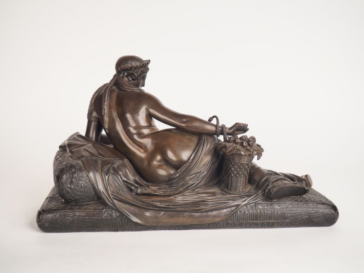 Ecole française XIXème. "Cléopâtre mordue par le serpent". Sculpture e