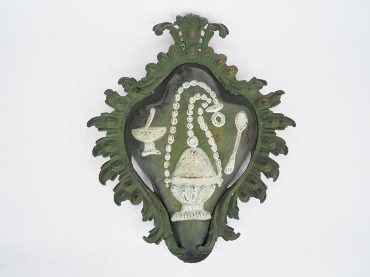 Plaque religieuse en tôle repoussée à décor d'objets liturgiques. Dim 