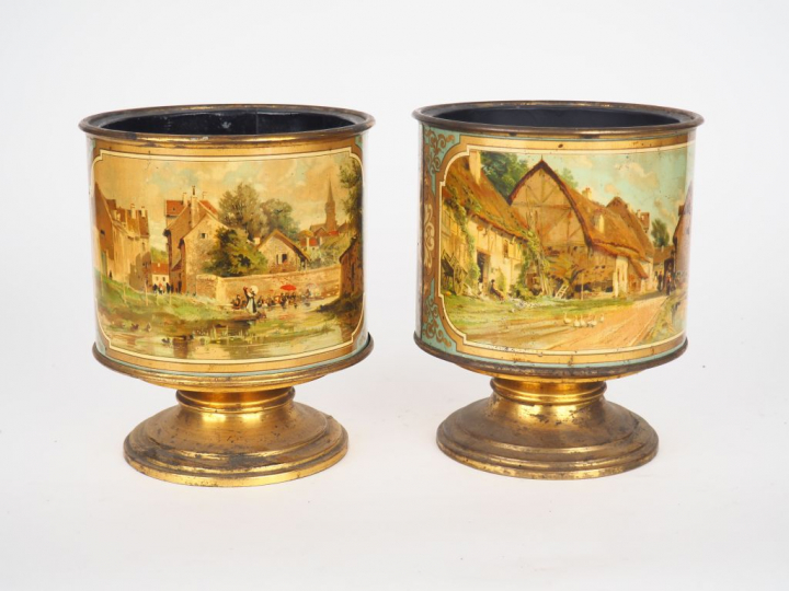 Paire de cache pots en tôle lithographiée à décor polychrome dans des 