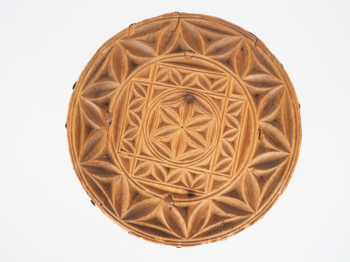 Boite de fileuse en bois sculpté datée 1724 et signée, ouvrant à un ré