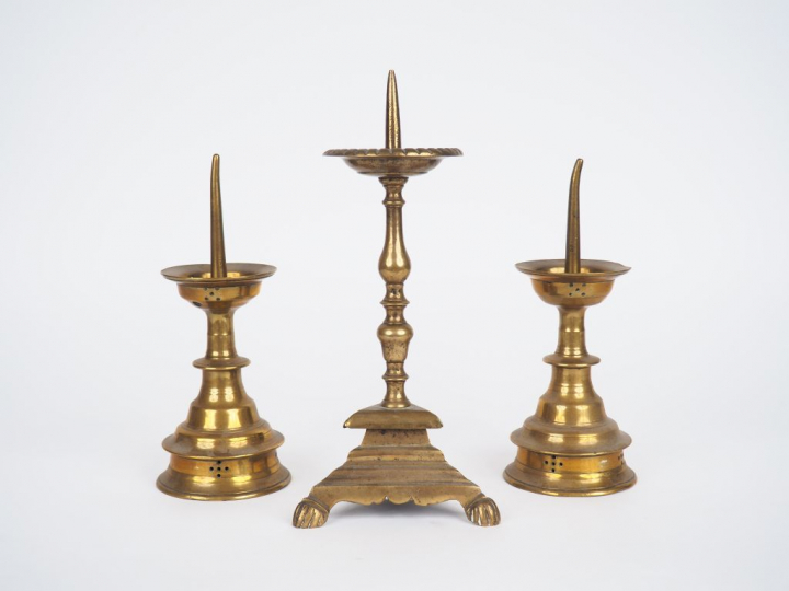 Paire de pique-cierges XVIIème et un pique-cierge XVIIème en bronze. H