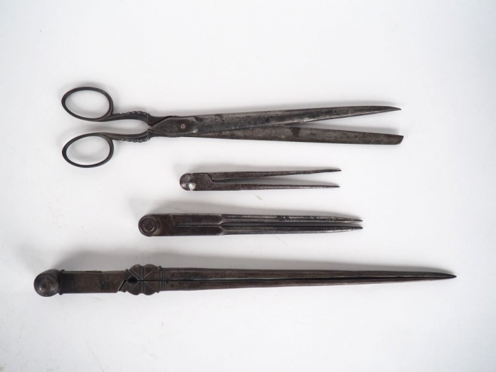 3 différents compas anciens en fer forgé et une paire de ciseaux.