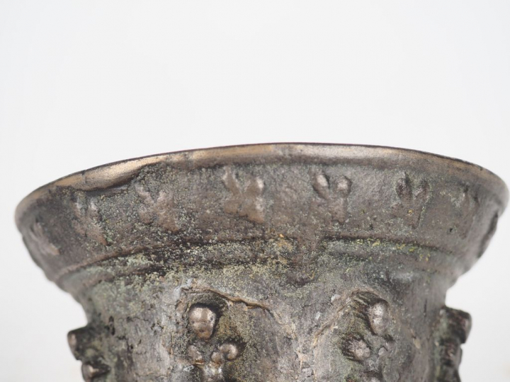 Mortier Louis XIII en bronze à décor de gaines et de frise de fleurs d