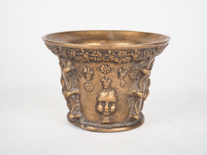 Mortier Louis XIII en bronze à décor de visage d'enfant et de fleur de