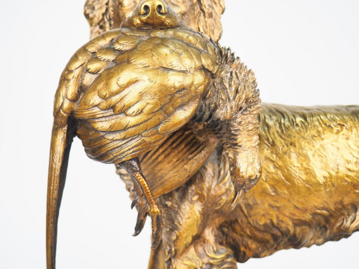 Jules MOIGNIEZ. "Chien de chasse au faisan". Sculpture en bronze patin