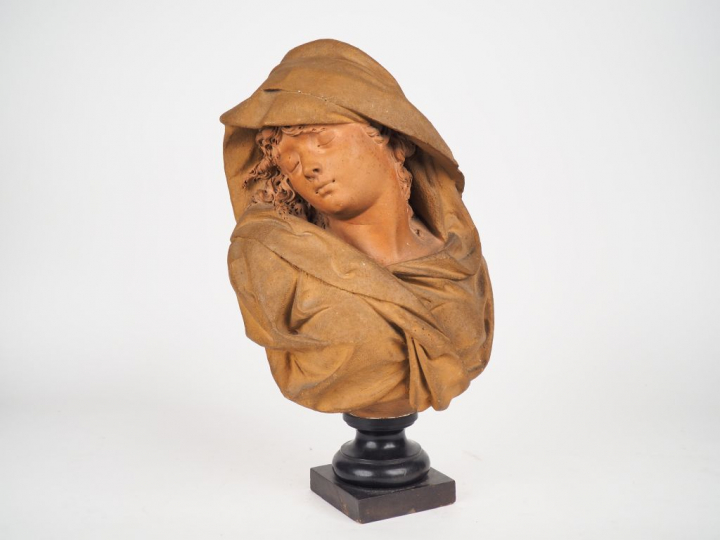 A. MAUBACH.  "Jeune fille en buste". Sculpture en terre cuite H. 38 cm