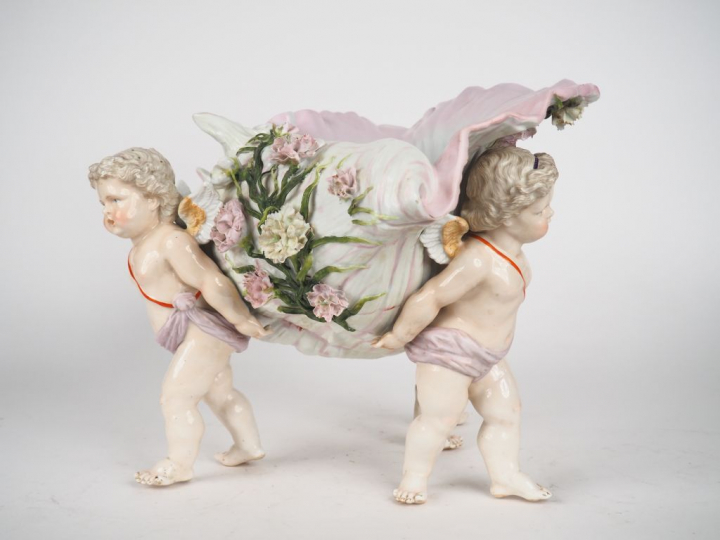 Grande jardinière fin XIXème en porcelaine polychrome de Saxe figurant