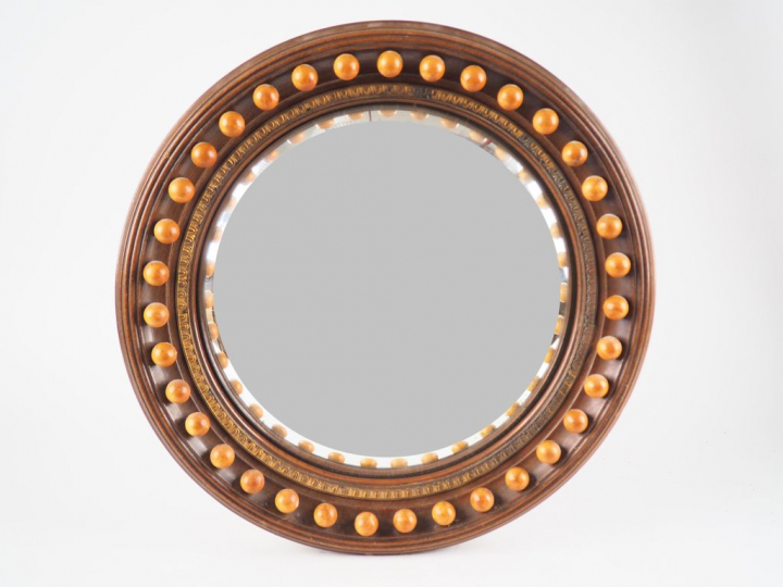 Miroir dit "de sorcière" 1900, cadre en acajou orné d'une frise de per