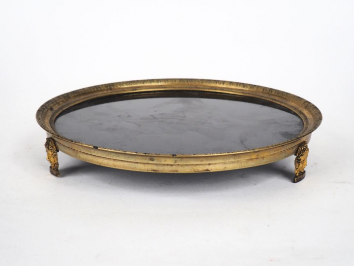 Centre de table de style Restauration en bronze et verre fumé.