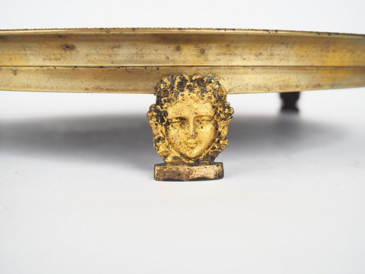 Centre de table de style Restauration en bronze et verre fumé.