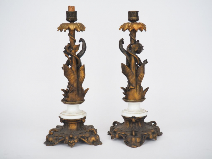 Paire de bougeoirs XIXème de style rocaille en métal patiné, doré et p