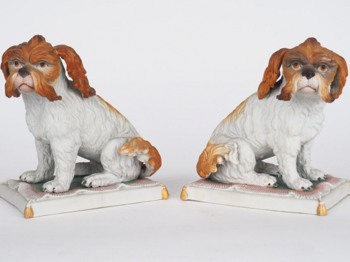 Paire de sujets 1900 en biscuit polychrome "chiens de salon". Numéroté