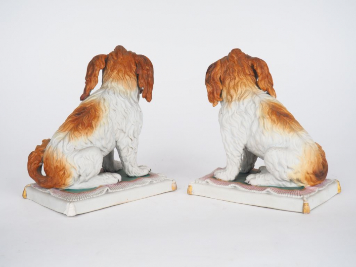 Paire de sujets 1900 en biscuit polychrome "chiens de salon". Numéroté