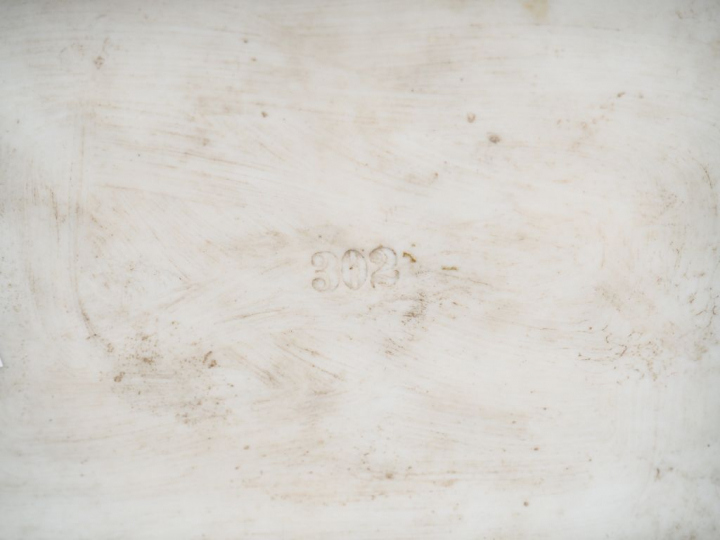 Paire de sujets 1900 en biscuit polychrome "chiens de salon". Numéroté