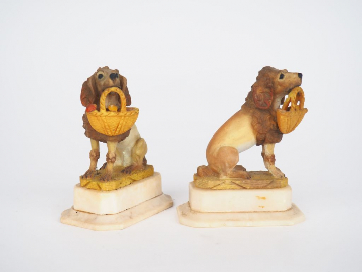 Paire de sujets vers 1900 "caniche au panier" en albâtre polychrome. D