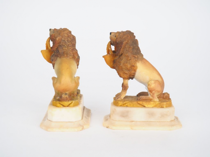 Paire de sujets vers 1900 "caniche au panier" en albâtre polychrome. D