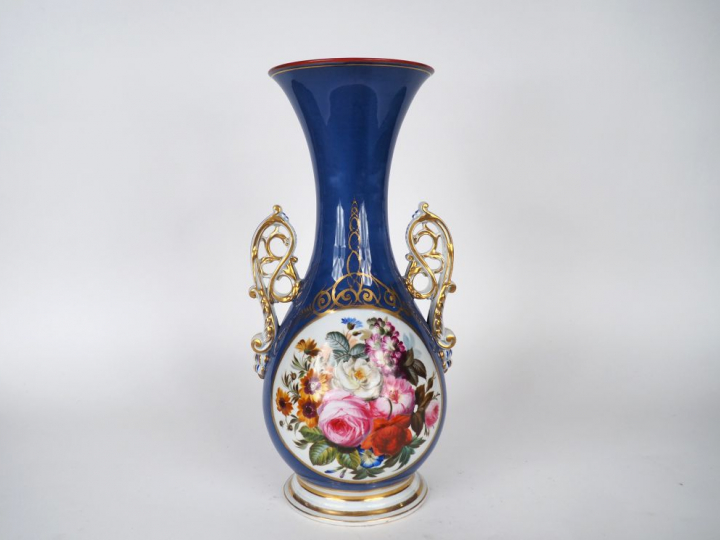 Vase à anses Napoléon III en porcelaine de Paris à décor dans une rése