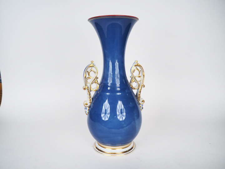 Vase à anses Napoléon III en porcelaine de Paris à décor dans une rése
