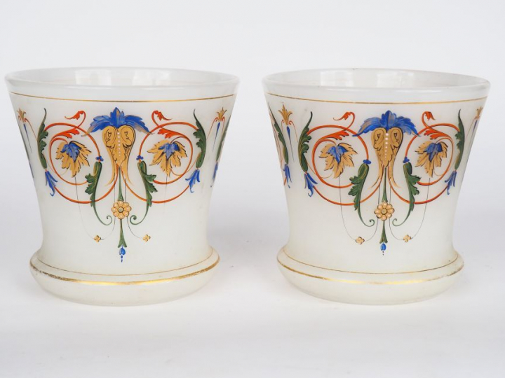 Paire de cache-pots Napoléon III de style Louis XVI en opaline blanche