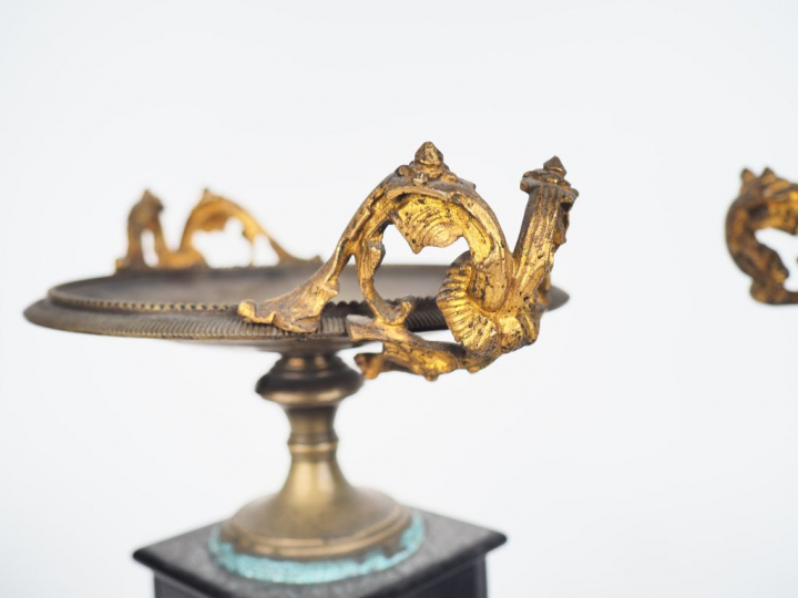 Paire de cassolettes Napoléon III en marbre noir et bronze à décor de 