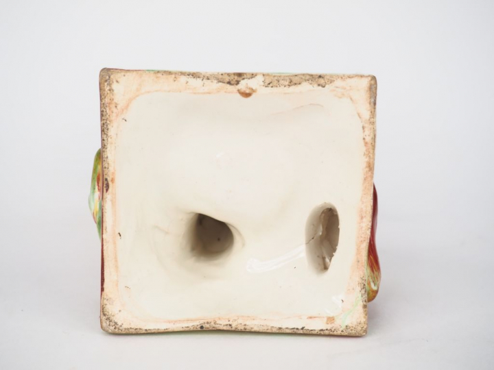 Sujet XVIIIème en faïence polychrome "allégorie de l'hiver". Dim. 22  