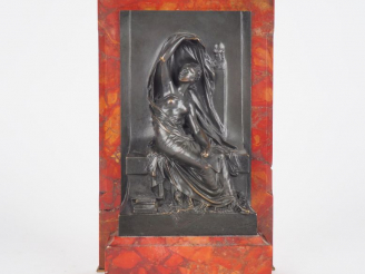 Vente aux enchères H. CHAPU. "La pensée". Plaque en bronze à patine brune sur un présento