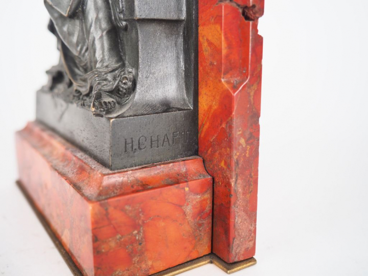 H. CHAPU. "La pensée". Plaque en bronze à patine brune sur un présento