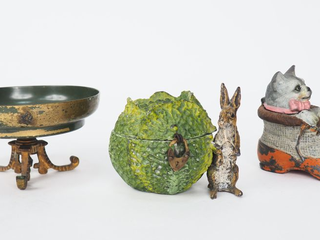 Baguier en tôle et bronze de Vienne à décor d'un chat sur un cerceau. 