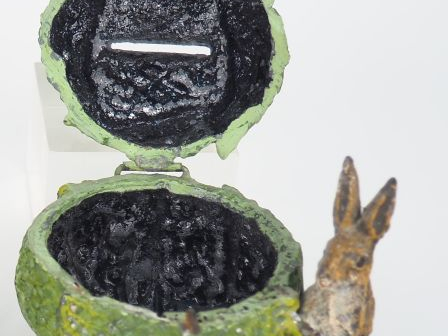 Baguier en tôle et bronze de Vienne à décor d'un chat sur un cerceau. 