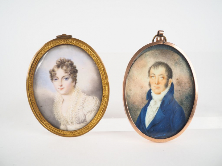 Miniature XIXème "portrait de jeune fille à la robe de soie blanche" D